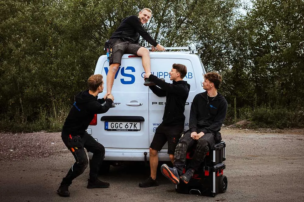 Teamet på VS Gruppen busar vid servicebilen