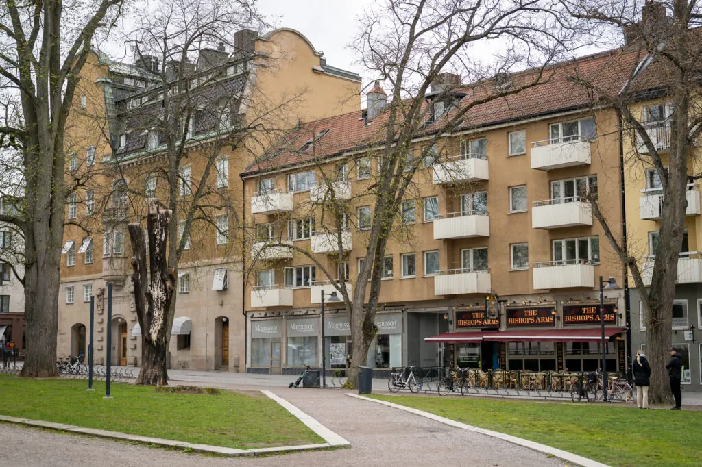 Fastigheten i centrala Linköping där kontor byggts om till sju lägenheter
