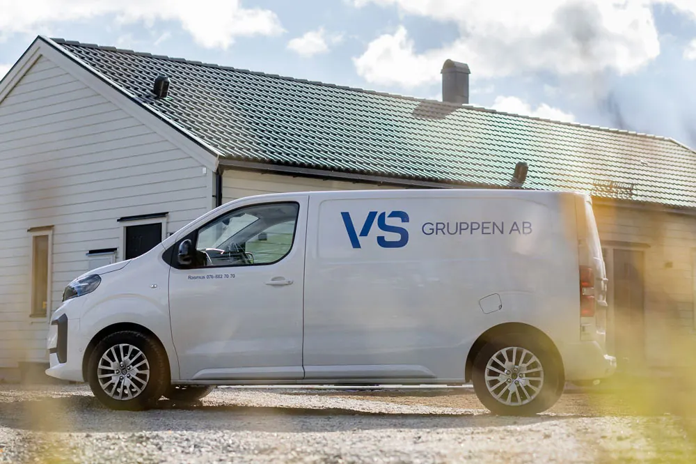 VS Gruppens servicebil framför en villa — bergvärme installeras hemma hos dig